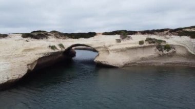 Oristano, Sardinya, İtalya 'daki S' Archittu di Santa Caterina kayasının hava manzarası