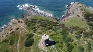 Sardunya 'nın güneyindeki Torre dei Corsari' nin kumsal manzarası.