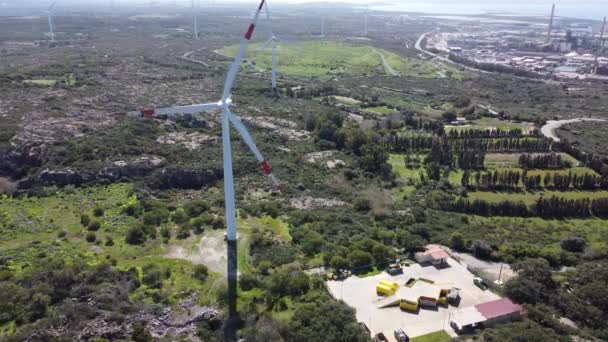 Vindkraftverk Vacker Blå Himmel Vindpark Sardiniens Slätt Begreppet Förnybar Energi — Stockvideo
