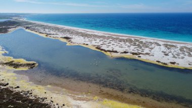 Sardunya 'daki Arutas ve Mari Ermi sahillerinin kristal sularının havadan görünüşü