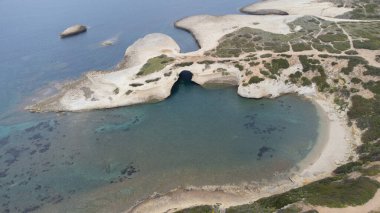 Oristano, Sardinya, İtalya 'daki S' Archittu di Santa Caterina kayasının hava manzarası