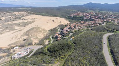 Sardunya 'nın güneyindeki Torre dei Corsari' nin kumsal manzarası.