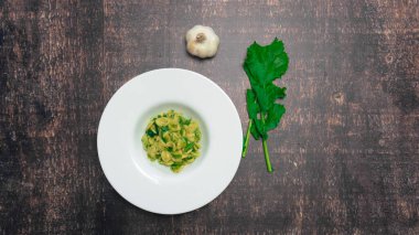 Tipik İtalyan mutfağı, turp yeşili orkestra. Cime di rapa 'lı Orecchiette