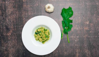 Tipik İtalyan mutfağı, turp yeşili orkestra. Cime di rapa 'lı Orecchiette