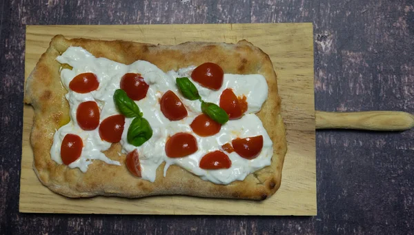 Rzymska Pinsa Smaku Margherity Pomidorami Mozzarellą Bazylią — Zdjęcie stockowe
