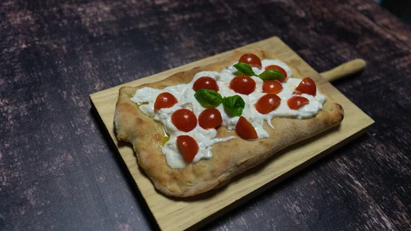 Römische Pinsa Mit Margherita Geschmack Und Tomaten Mozzarella Und Basilikum — Stockfoto