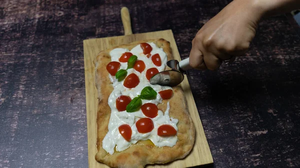 Pinsa Romana Gusto Margherita Con Pomodoro Mozzarella Basilico — Foto Stock