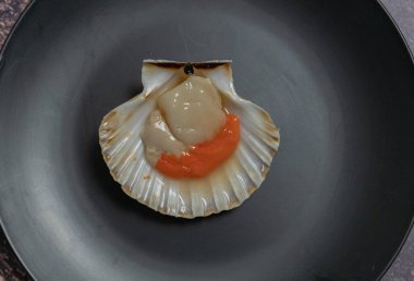 Çiğ deniz tarakları fırına koyulmaya hazır.