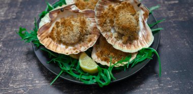 Fırında maydanoz ve limonla pişirilmiş ızgara midye.