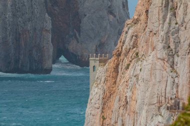 Eski Porto Flavia madeninin iç ve dış görünümü ve bazı çalışma araçları