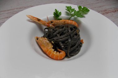 Mürekkep balığı, karidesli tagliolini. Tipik İtalyan mutfağı.