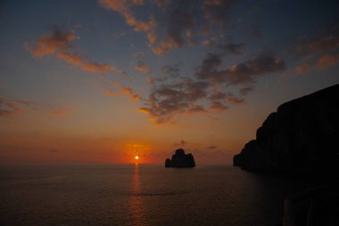 Gün batımında Pan di Zucchero kayasının ve Sardinya 'nın batı kıyısındaki Porto Flavia madeninin havadan görüntüsü.