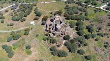 Nuraghe Arrubi, Sardunya 'nın merkezindeki Orroli belediyesinde 5 kuleli Dev Kızıl Nuragiç anıtı.