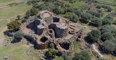 Nuraghe Arrubi, Sardunya 'nın merkezindeki Orroli belediyesinde 5 kuleli Dev Kızıl Nuragiç anıtı.