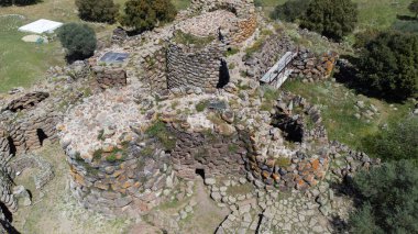 Nuraghe Arrubi, Sardunya 'nın merkezindeki Orroli belediyesinde 5 kuleli Dev Kızıl Nuragiç anıtı.