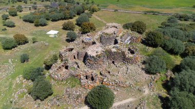 Nuraghe Arrubi, Sardunya 'nın merkezindeki Orroli belediyesinde 5 kuleli Dev Kızıl Nuragiç anıtı.