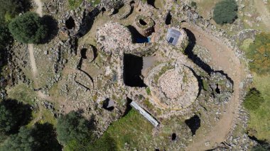 Nuraghe Arrubi, Sardunya 'nın merkezindeki Orroli belediyesinde 5 kuleli Dev Kızıl Nuragiç anıtı.