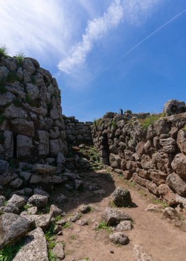 Nuraghe Arrubi, Sardunya 'nın merkezindeki Orroli belediyesinde 5 kuleli Dev Kızıl Nuragiç anıtı.