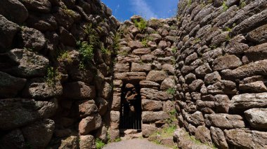 Nuraghe Arrubi, Sardunya 'nın merkezindeki Orroli belediyesinde 5 kuleli Dev Kızıl Nuragiç anıtı.