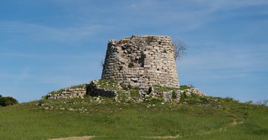 Isili 'deki Is Paras' lı Nuraghe, Sardunya 'nın merkezinde, karakteristik beyaz taşıyla