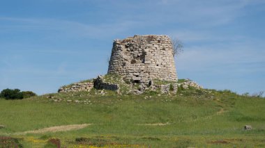 Isili 'deki Is Paras' lı Nuraghe, Sardunya 'nın merkezinde, karakteristik beyaz taşıyla