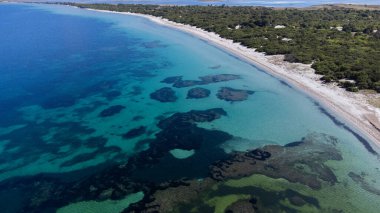Güney Sardunya 'daki Solinas sahilinin kristal berrak deniz sularının havadan görünüşü