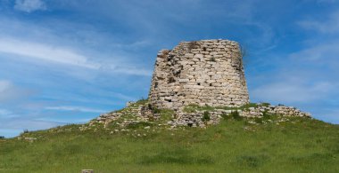 Isili 'deki Is Paras' lı Nuraghe, Sardunya 'nın merkezinde, karakteristik beyaz taşıyla