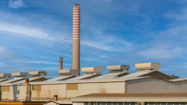 Güney Sardunya 'daki Portovesme Endüstrisinin güçlendirilmiş betonundaki baca.