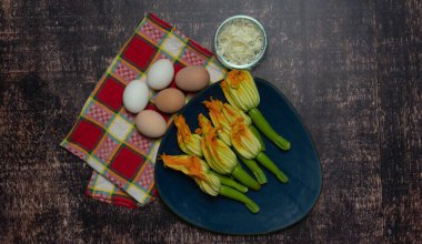 Taze kabak çiçekleri kızartılmaya hazır, tipik İtalyan foosu.