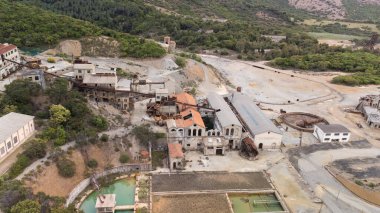 Güney Sardini, Arbus 'taki Montevecchio madeninin kalıntılarının manzarası