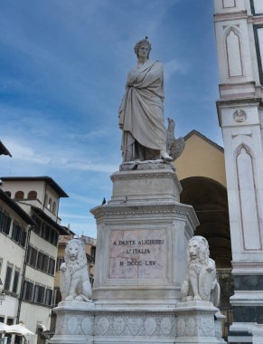 Floransa, İtalya, 20 Mayıs 2023: Palazzo Vecchio 'nun iç mimarisi ve mimari detayları ve etrafındaki meydanın heykelleri