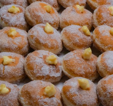 Muhallebi ve reçelle doldurulmuş krafen, tipik İtalyan tatlıları.