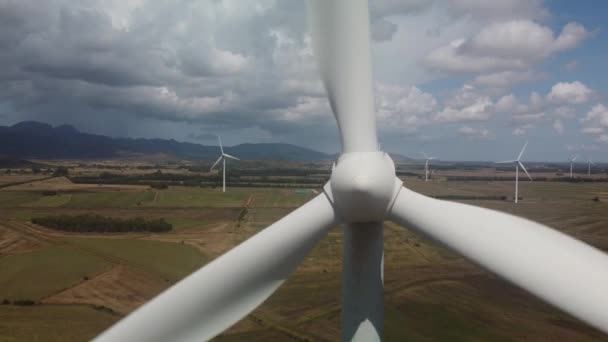 Ветряная Турбина Переднем Плане Средней Ветряной Электростанции Кампидано Южной Сардинии — стоковое видео