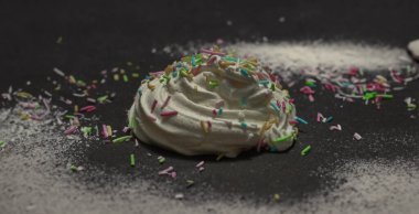 çok renkli şeker kurdeleleri ve yıldızlı birinci kat kreması.