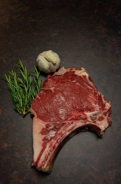 Çiğ Scottona Bifteği Sarımsak Rosemar Aromalı Pişirmeye Hazır — Stok fotoğraf
