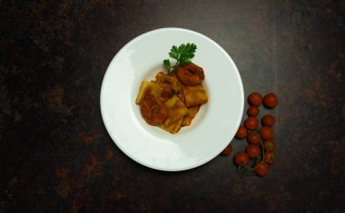 Karides domates ve fesleğenli paccheri, tipik İtalyan geçmişi.