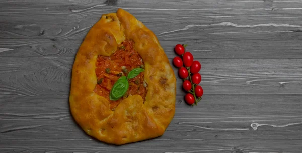 Mustazzeddu Roti Khas Sardinia Ditaburi Dengan Tomat Bawang Putih Kemangi — Stok Foto