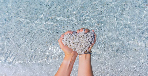 Mãos Mulher Formando Coração Com Areia Cristalina Praia Arutas — Fotografia de Stock