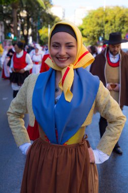 SASSARI, İtalya - 19 Mayıs 2019 - Sardunya 'daki Sassari at gezintisi ziyafeti, tipik Sardunya kostümü geçidi