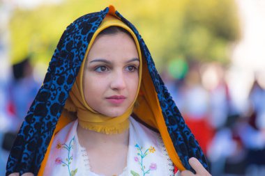 SASSARI, İtalya - 19 Mayıs 2019 - Sardunya 'daki Sassari at gezintisi ziyafeti, tipik Sardunya kostümü geçidi