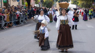SASSARI, İtalya - 19 Mayıs 2019 - Sardunya 'daki Sassari at gezintisi ziyafeti, tipik Sardunya kostümü geçidi