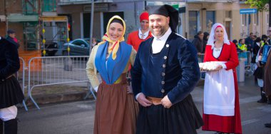 SASSARI, İtalya - 19 Mayıs 2019 - Sardunya 'daki Sassari at gezintisi ziyafeti, tipik Sardunya kostümü geçidi