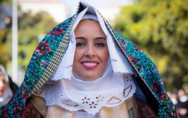 SASSARI, İtalya - 19 Mayıs 2019 - Sardunya 'daki Sassari at gezintisi ziyafeti, tipik Sardunya kostümü geçidi