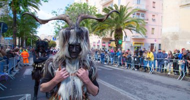 SASSARI, İtalya - 19 Mayıs 2019 - Sardunya 'daki Sassari at gezintisi ziyafeti, tipik Sardunya kostümü geçidi