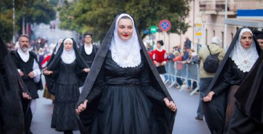 SASSARI, İtalya - 19 Mayıs 2019 - Sardunya 'daki Sassari at gezintisi ziyafeti, tipik Sardunya kostümü geçidi