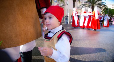 SASSARI, İtalya - 19 Mayıs 2019 - Sardunya 'daki Sassari at gezintisi ziyafeti, tipik Sardunya kostümü geçidi