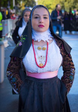 SASSARI, İtalya - 19 Mayıs 2019 - Sardunya 'daki Sassari at gezintisi ziyafeti, tipik Sardunya kostümü geçidi