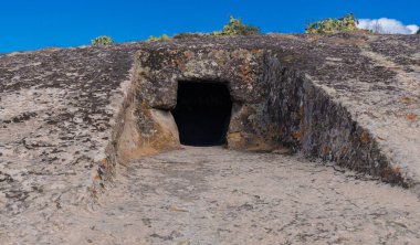 Domus de Janas, Nuragic öncesi Sardini 'nin tipik kayalıklarındaki tarih öncesi mezarlardır.