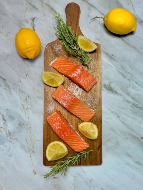 Biberiyeli somon fileto ve lemo.