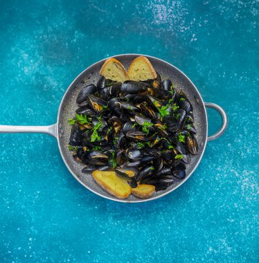 Maydanoz sarımsağıyla kaynatılmış midye çorbası.